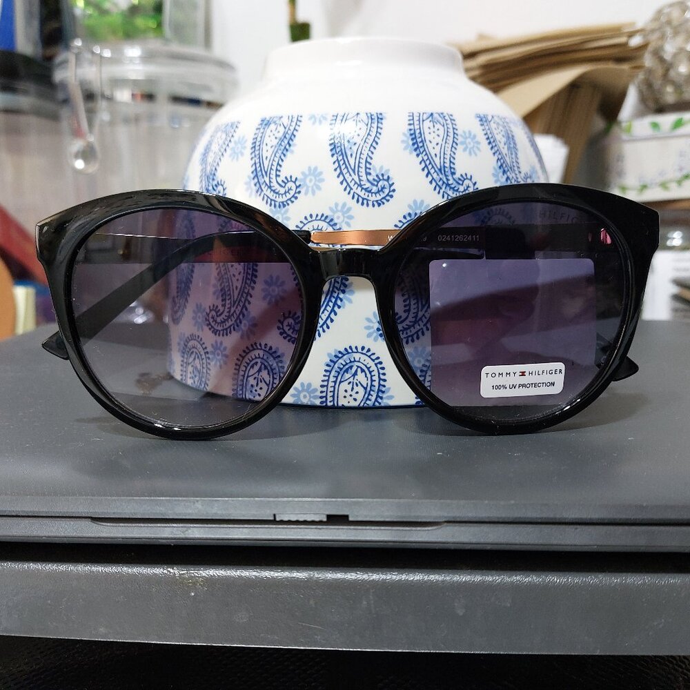 Tommy Hilfiger WP OL629 Sunglasses Trendy Modern Chic